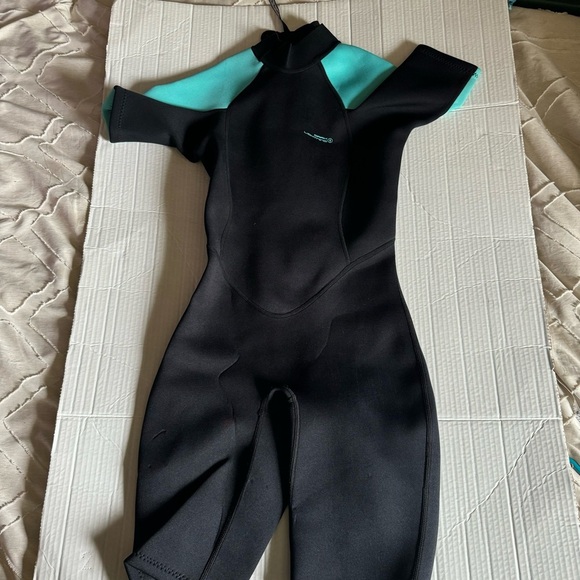 Women’s wet suit size 4 - Picture 3 of 7